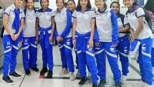 Las señoritas de la Sub-20 de Honduras partieron muy felices a República Dominicana donde estarán enfrentando el Premundial de Concacaf. Fotos cortesía Fenafuth