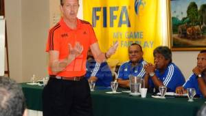 Gary Stempel brinda una capacitación de FIFA en el país. Dice que Honduras y Panamá se perfilan para pelear el repechaje a Rusia 2018. Fotos Neptalí Romero