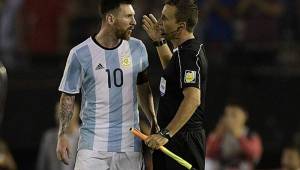 Lionel Messi se molestó contra uno de los lineas en el partido frente a Chile.