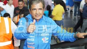 El entrenador de la Selección de Honduras, Jorge Luis Pinto, viajó muy sonriente a San José, Costa Rica para encarar el partido eliminatorio. Foto Juan Salgado
