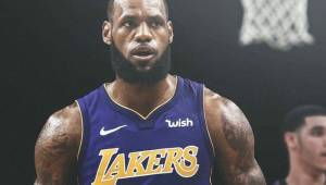 La superestrella de la NBA, LeBron James, ha decidido firmar un contrato por los próximos cuatro años con Los Ángeles Lakers.
