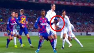 Varane ha sido víctima de dos penales no sancionados por el árbitro del Clásico Barcelona - Real Madrid.
