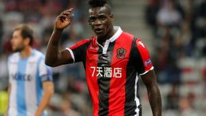 Mario Balotelli llegó en su lujoso carro a reunirse con el presidente.