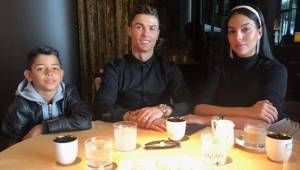Cristiano Ronaldo junto con su hijo mayor y su novia Georgina Rodríguez en un restaurante de Turín.