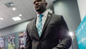 El hondureño Brian Flores está viviendo un sueño como entrenador en jefes de los Miami Dolphins.