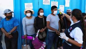 Perú prohibió que mujeres y hombres salgan juntos a la calle para evitar la propagación del coronavirus. Foto AFP