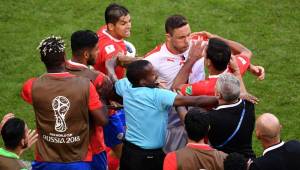 Nemanja Matić tuvo que forcejear con varios jugadores de Costa Rica.