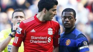 Luis Suárez y Patrice Evra protagonizaron un evento bochornoso durante un Liverpool-Manchester United.