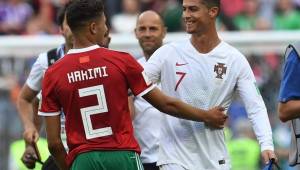 Hakimi, jugador de Marruecos, saludándose con Cristiano Ronaldo al final del partido.