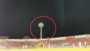 En pleno partido, se apagó una de las torres de iluminación del estadio ceibeño que dejó a oscuras el partido. Fotos Edgar Witty