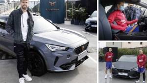 Los jugadores del Barcelona, a los mandos de sus nuevos CUPRA. Cada uno tuvo la oportunidad de personalizar su coche. Un lujo.