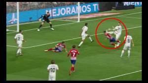 Los jugadores del Atlético de Madrid reclamaron falta penal por esta mano de Sergio Ramos en el área.