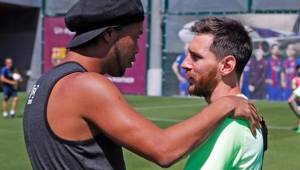 Ronaldinho comparte una buena relación con Messi.