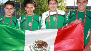 Juan Carlos Silva (segundo de izquierda a derecha) firmó con el Sanarate del fútbol guatemalteco.