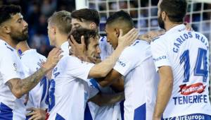 Acosta celebra con sus compañeros el único gol del partido que les dio el triunfo.