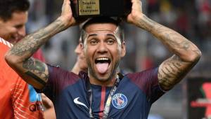 Dani Alves podría regresar al Sevilla por ofrecimiento del PSG.