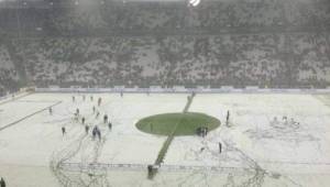 El campo de la Juventus se encuentra totalmente cubierto de nieve.