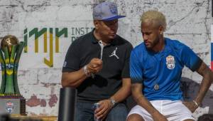 Neymar Jr dialogando con su padre durante su evento sociodeportivo. Foto: AFP