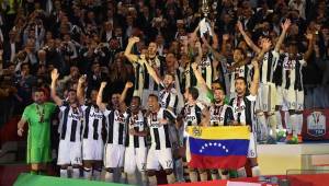 Los jugadores de la Juventus celebrando el primer título de la temporada.