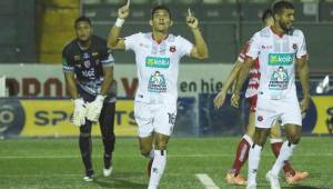 El jugador Alonso Martínez celebra el segundo gol que marcó con el Alajuelense frente al Santos de Guápiles en la victoria 3-0. Fotos cortesía LDA