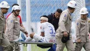 El delantero Michael Chirinos cuando salía lesionado del estadio Olímpico en camilla luego de romperse un músculo que lo mantendrá un mes de baja. Foto DIEZ