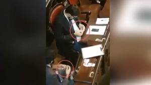 Momento que en los asesores intecambiaban figuritas del Panini en plena asamblea.