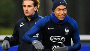 Mbappé y Antoine en el fondo en uno de sus entrenamientos con la Selección de Francia.