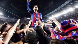 Messi celebrando con los aficionados en el Camp Nou.