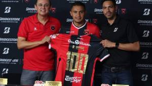 Roger Rojas cuando recibía la camisa con el número 100 por parte de Fernando Ocampo presidente del Alajuelense Foto: Everardo Herrera.