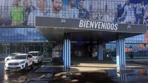 La entrada al Bronnitsy Training Centre está decorada con los colores de Argentina y adornada con sus máximas figuras.