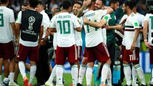 Alegría en el plantel de jugadores mexicanos tras ganarle a Corea del Sur.