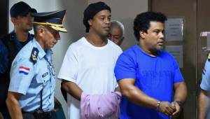 Siguen las malas noticias para Ronaldinho. Un tribunal rechazó dejarlo en libertad tras la petición de los abogados del brasileño.