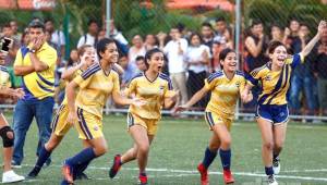 Las chicas de la Escuela Internacional Sampedrana festejan el título tras vencer en penales a la Escuela Brassavola de Puerto Cortés. Fotos Neptalí Romero