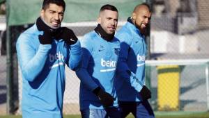 Luis Suárez, Jordi Alba y Arturo Vidal en el entrenamiento del Barcelona.