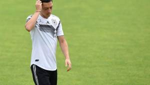 Ozil sufre una lesión en la rodilla y tiene en alerta a la selección de Alemania previo a la Copa del Mundo.