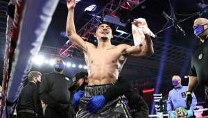 El boxeador hondureño, Téofimo López, fue elegido como el mejor púgil del 2020 según la asociación de escritores de América. Fotos Top Rank
