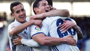 Los jugadores del Real Madrid celebran la victoria frente al Éibar en la liga de España que los coloca en la primera posición de la liga. Foto AFP