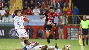 Henry Figueroa en acción con el Alajuelense ante San Carlos.