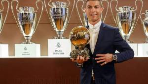Cristiano Ronaldo junto a su cuarto Balón de Oro.