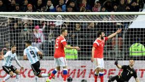 Sergio Agüero redondeó su partidazo anotando el único tanto del encuentro ante Rusia. FOTOS: AFP