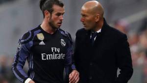 Gareth Bale con Zinedine Zidane en el partido contra el Bayern Munich.