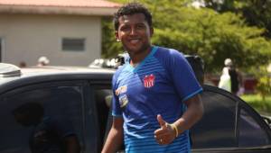 El centrocampista del Vida, Elder Torres posando para el lente de DIEZ en La Ceiba.