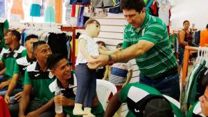 El entrenador del Marathón, Héctor Vargas, le hace una broma con una muñeca a Cristhian Cálix, demostrando el buen ambiente que ronda en el Monstruo.
