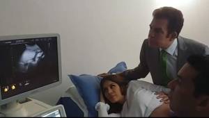 Salvador Nasralla estuvo atento a lo reflejado en el monitor. El presentador de televisión reaccionó alegre al conocer el sexo de su bebé.