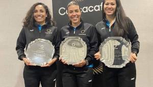 Las árbitras hondureñas, Melissa Pastrana (centro) y Shirley Perelló (derecha), recibieron un reconocimiento por la Concacaf. Foto cortesía