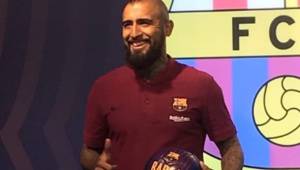 Arturo Vidal llegó a Barcelona y el lunes realizará los examenes médicos.