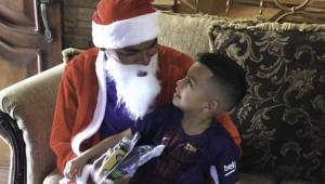 El jugador Mario Martínez sorprendió a su hijo Arjen a quien le llevó regalos. Foto cortesía MM10