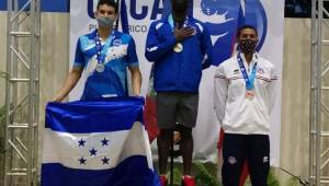 Carlos Vásquez subió al podio con la bandera de Honduras para recibir la medalla de plata en 50 metros mariposa.