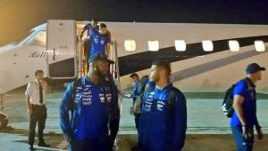 Los jugadores de la Selección de Honduras cuando bajaban del avión que los trasladó a Martinica. Foto @FenafuthOrg