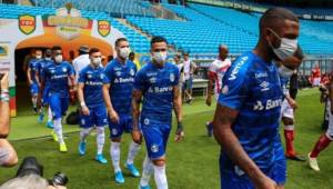 El fútbol podría regresar en las diferentes ligas del mundo si los futbolistas aceptan utilizar mascarillas.